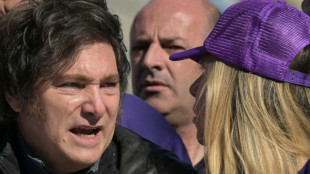 Milei culpa 'grupelho violento' por pedradas e nega corrupção