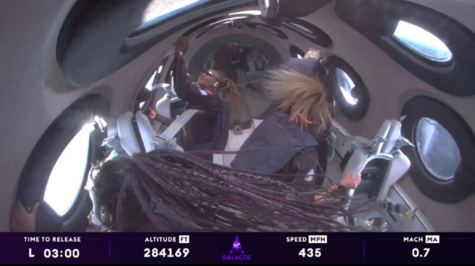 Virgin Galactic leva ao espa&ccedil;o seus tr&ecirc;s primeiros turistas