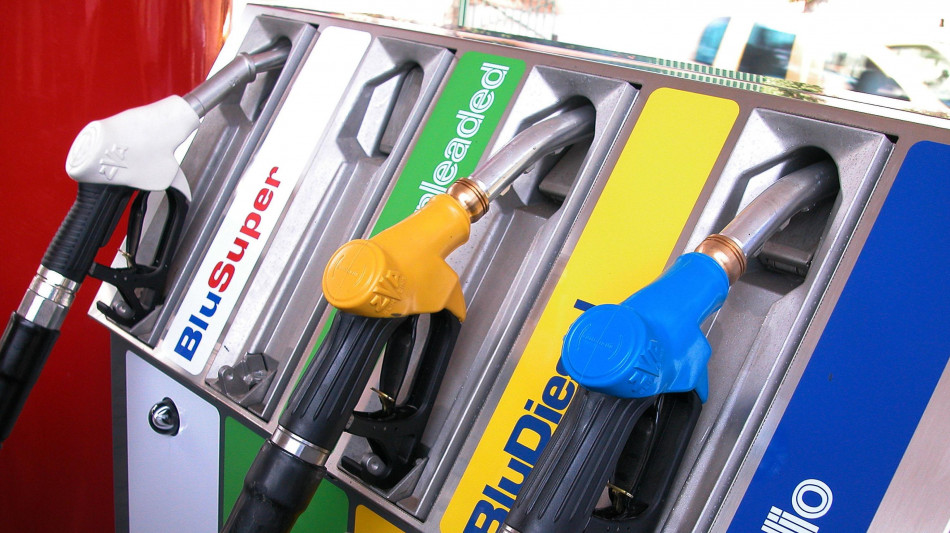 Carburanti: Mimit, Ferragosto con prezzi a minimi dal 2021