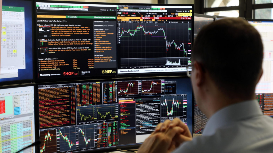 Borsa: Milano allunga a +2,14% con le banche, in testa Mps