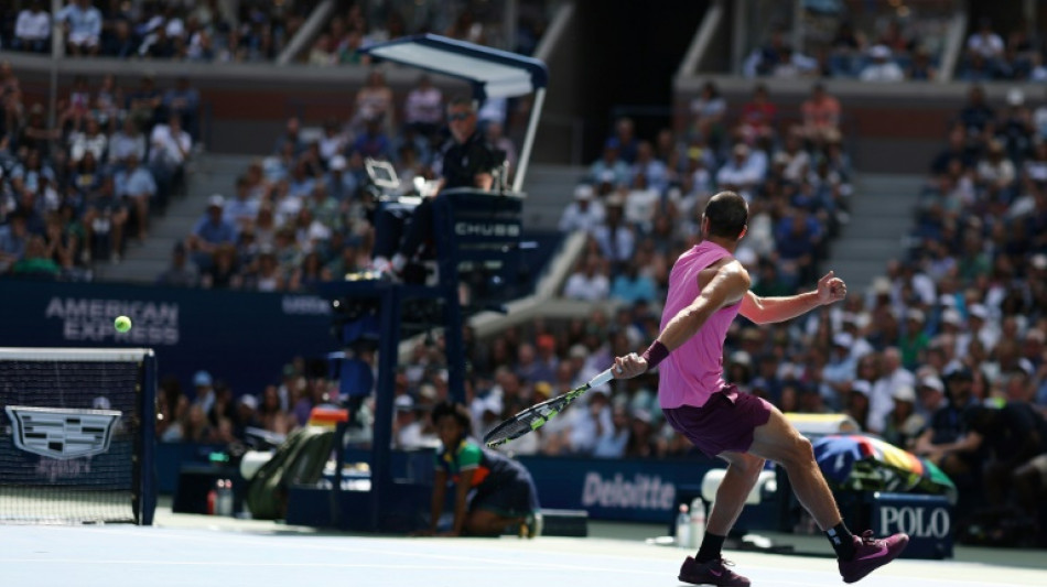 Alcaraz vence Rinderknech em 3 sets e vai às quartas do US Open