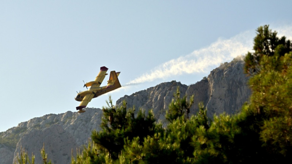 Evacúan a residentes y turistas por un incendio en la costa croata