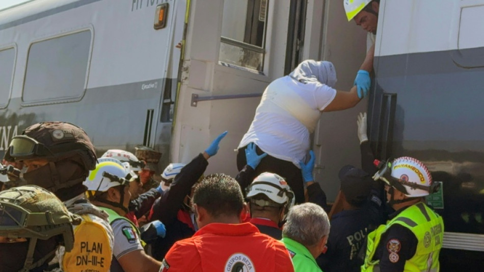 Presidente do M&eacute;xico visita feridos de acidente ferrovi&aacute;rio que deixou 13 mortos