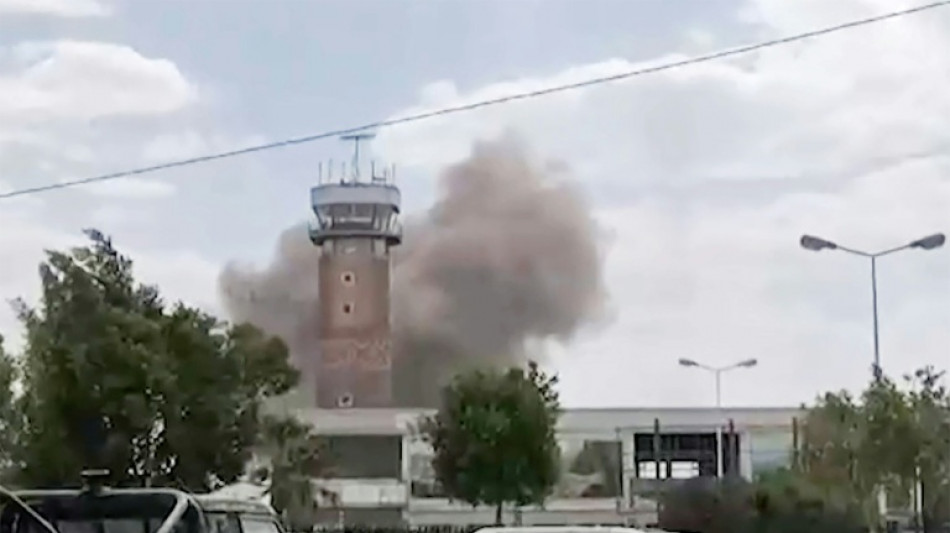 Yemen govt says hit Sanaa airport, Houthis attack Saudi Arabia