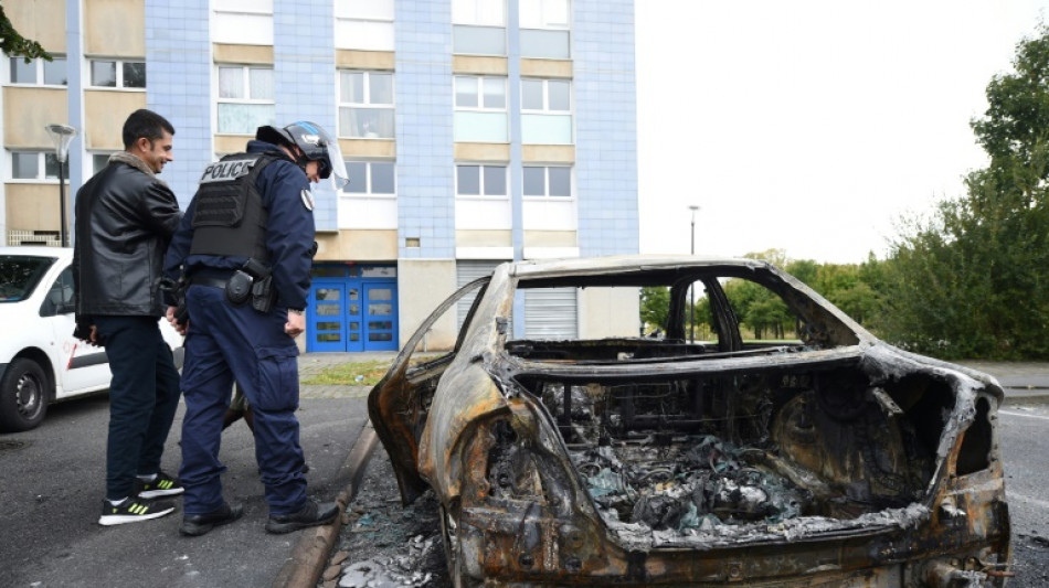 Tirs de mortiers d'artifice et v&eacute;hicules br&ucirc;l&eacute;s &agrave; Alen&ccedil;on