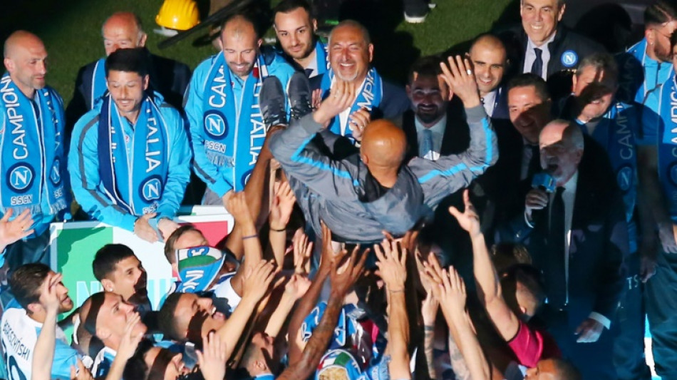 El N&aacute;poles estrena su t&iacute;tulo con triunfo y fiesta con sus 'tifosi'