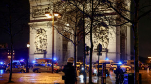 Attaque au couteau sous l'Arc de Triomphe &agrave; Paris: le parquet antiterroriste saisi, l'assaillant d&eacute;c&eacute;d&eacute;