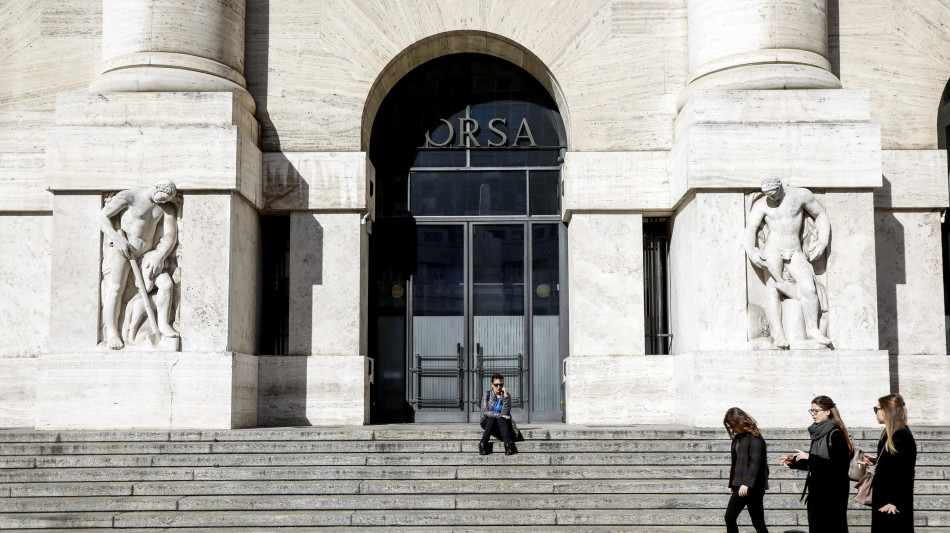 Borsa: Milano incerta (-0,3%) con l'Europa, risale il petrolio