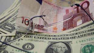 Il dollaro si indebolisce ancora, ai minimi da quasi quattro anni