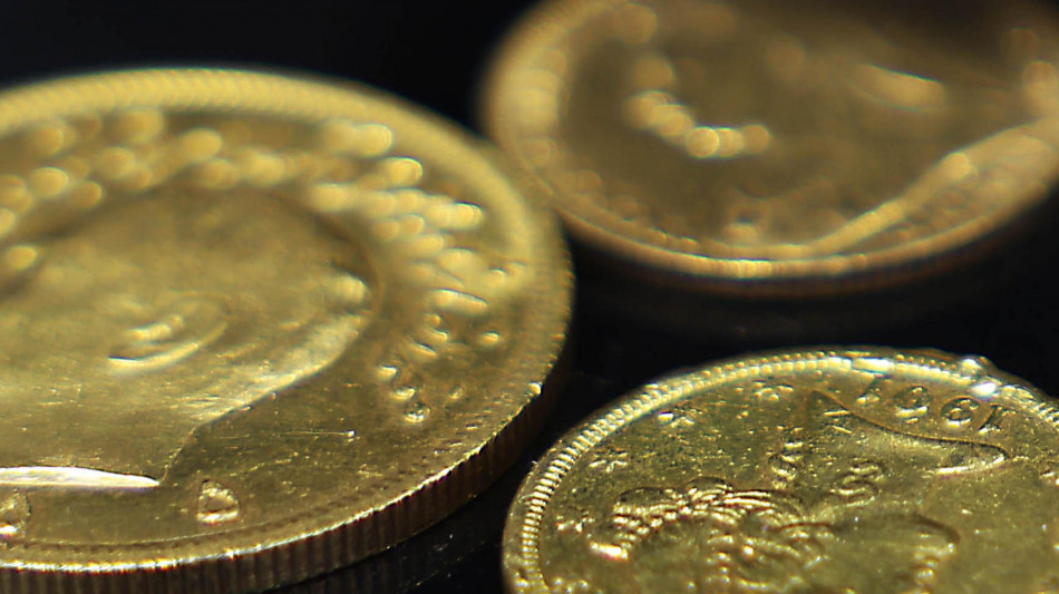 Oro in calo in avvio, spot a 3.327,84 dollari l'oncia