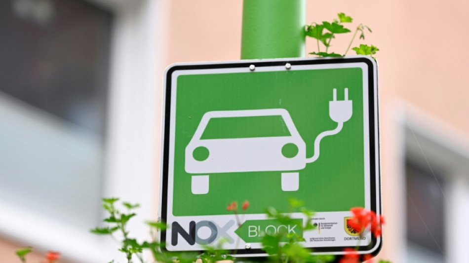 &Ouml;ffentliche Ladepunkte f&uuml;r E-Autos: Autoindustrie fordert mehr Tempo beim Ausbau