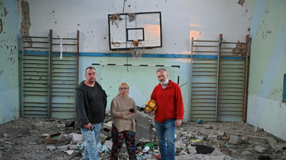 Conspiranoicos viajan al corazón de la guerra en Ucrania que creen imaginaria