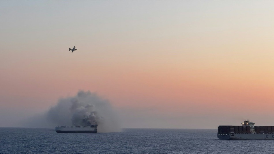 Sigue activo el incendio en un barco de carga con vehículos eléctricos frente a Alaska