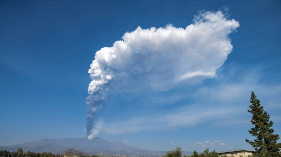 &Auml;tna auf Sizilien spuckt wieder Rauch und Asche aus