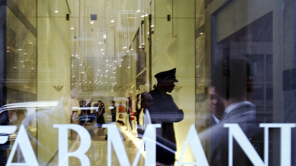 Negozi e attivit&agrave; di Armani anche oggi sono aperti al pubblico