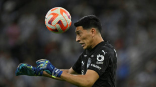 Esteban Andrada, portero argentino del Zaragoza, se arriesga a una fuerte sanci&oacute;n por el pu&ntilde;etazo