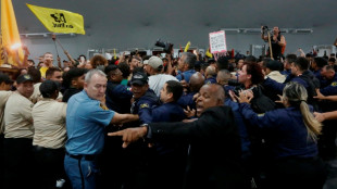 Manifestantes ind&iacute;genas enfrentam seguran&ccedil;as na COP30 