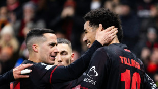 Mit Slapstick und Spielfreude: Tillman schie&szlig;t Bayer weiter