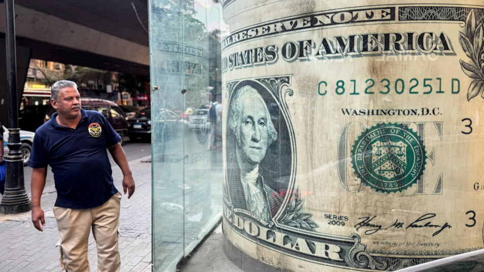 Euro stabile sul dollaro a 1,1638, attesa per le decisioni della Fed