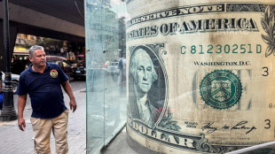 Euro stabile sul dollaro a 1,1638, attesa per le decisioni della Fed