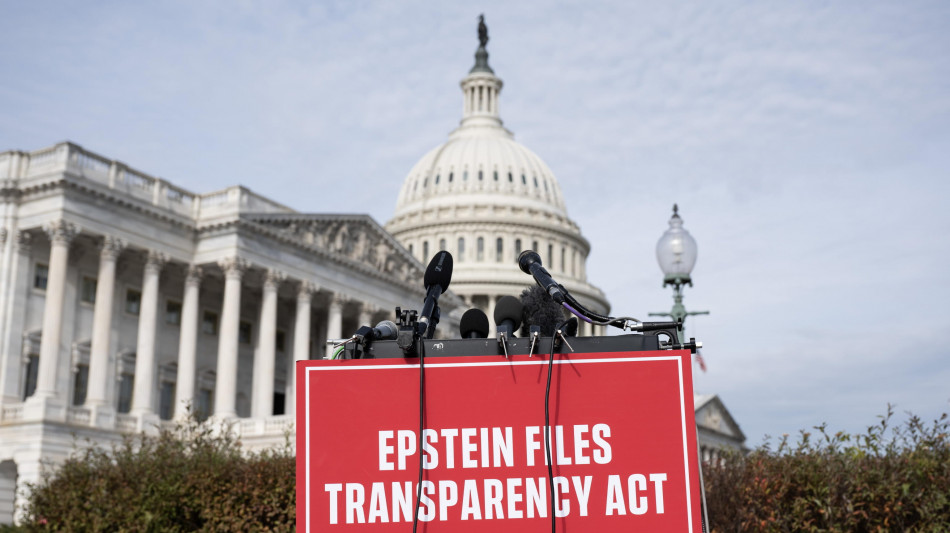 Trump firma la legge per la divulgazione dei file su Epstein
