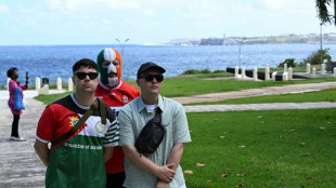 Cuba est&aacute; siendo "estrangulada", denuncian los raperos irlandeses Kneecap