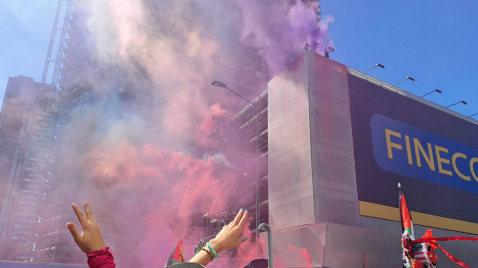 Corteo Leoncavallo, uova e petardi contro le forze dell'ordine