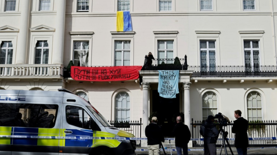 Des manifestants occupent l'h&ocirc;tel particulier d'un oligarque russe &agrave; Londres