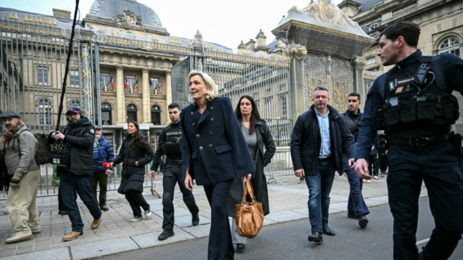 Marine Le Pen alega 'boa f&eacute;' em julgamento por desvio de recursos