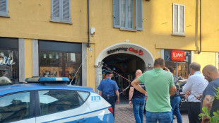 Uccide negoziante a coltellate e fugge nel Varesotto