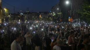 Milhares bloqueam estradas na segunda noite de protestos na Sérvia